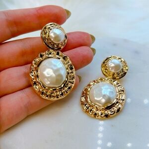 Gold plated 2” hammered pearl earrings 🌟 post earrings
